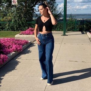 Beautiful Nina Mid-Wash, Blue denim. Wide and long leg, and a mid-rise waist